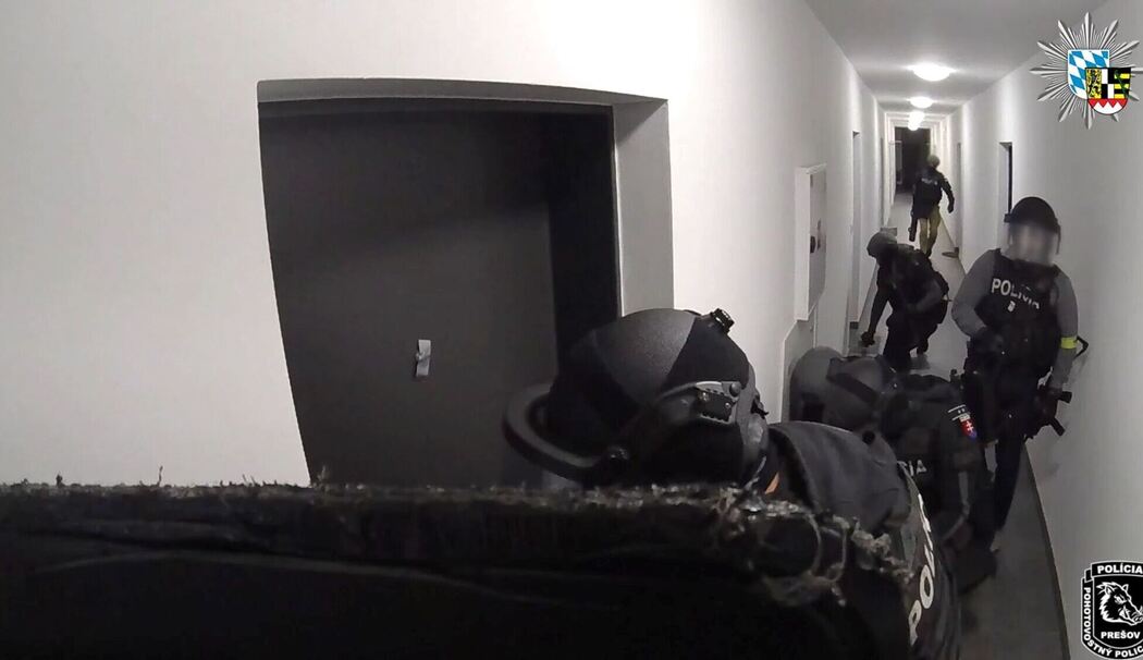 Polizisten heben mutmaßliche Telefonbetrüger-Zelle aus