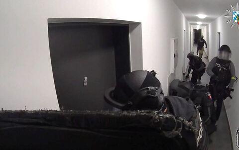 Polizisten heben mutmaßliche Telefonbetrüger-Zelle aus