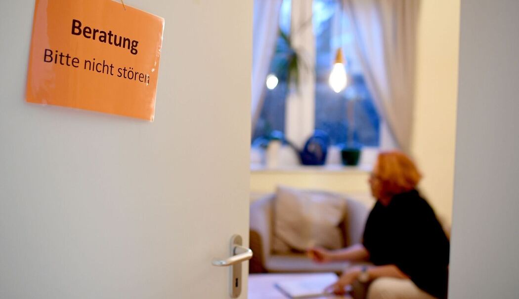 Schild "Beratung -Bitte nicht stören"  in einem Frauenhaus