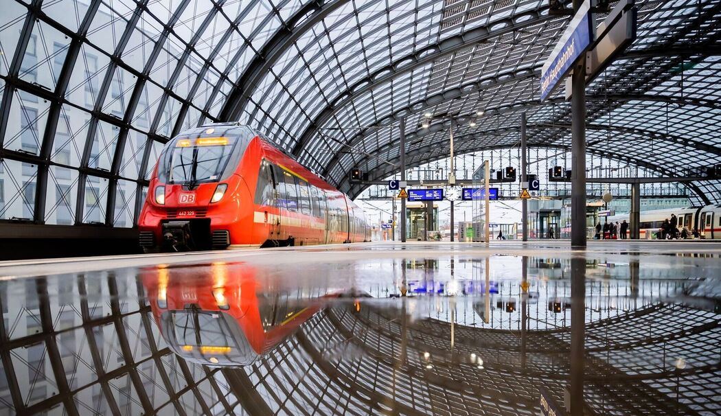 Regionalzug fährt in den Hauptbahnhof Berlin ein