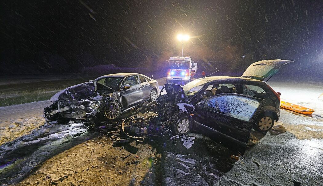 Auto gerät in Gegenverkehr