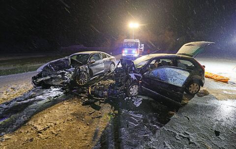 Auto gerät in Gegenverkehr