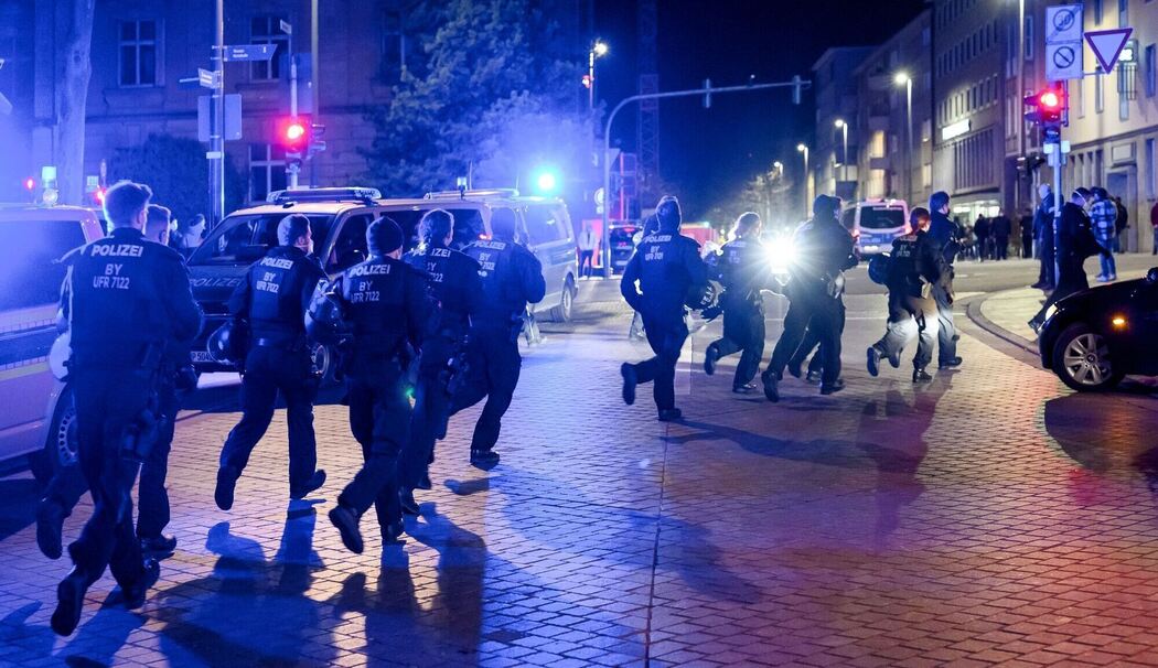 Jeden Tag werden mehr als acht Polizisten in Bayern verletzt Jeden Tag werden mehr als acht Polizisten in Bayern verletzt