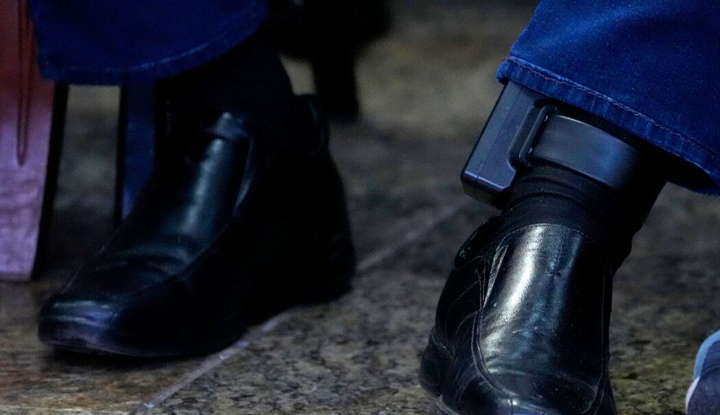 Bolsonaro erklärt Eingriff an Fußfessel mit Halluzinationen