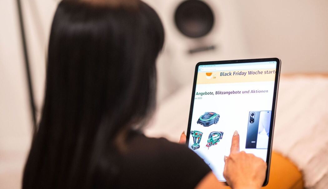 Frau schaut sich Black Friday Angebote auf dem Laptop an