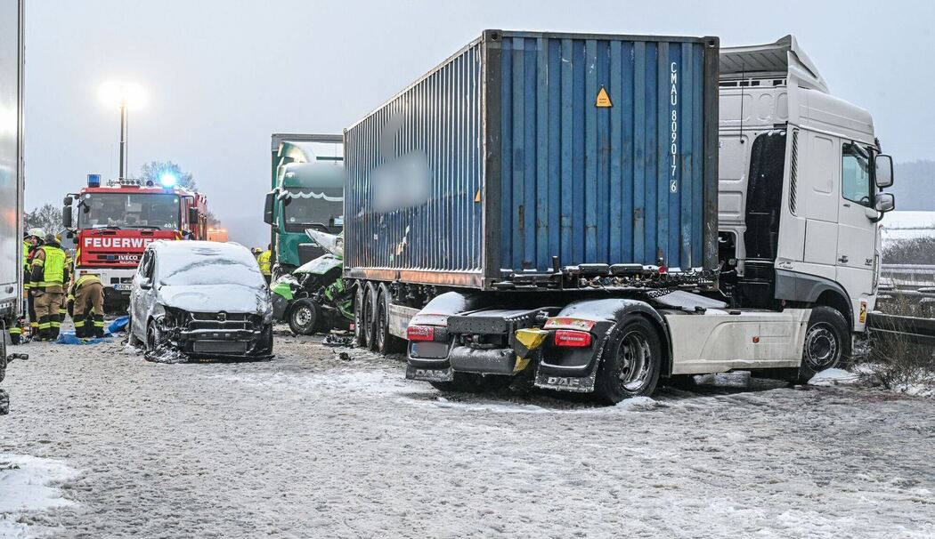 Mindestens drei Menschen sterben auf glatter Autobahn