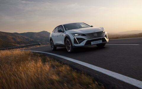 Der neue Peugeot E-408 auf einer Straße