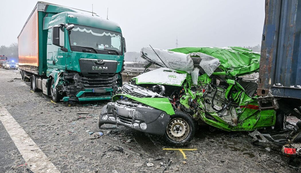 Mindestens drei Menschen sterben auf glatter Autobahn