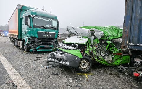 Mindestens drei Menschen sterben auf glatter Autobahn