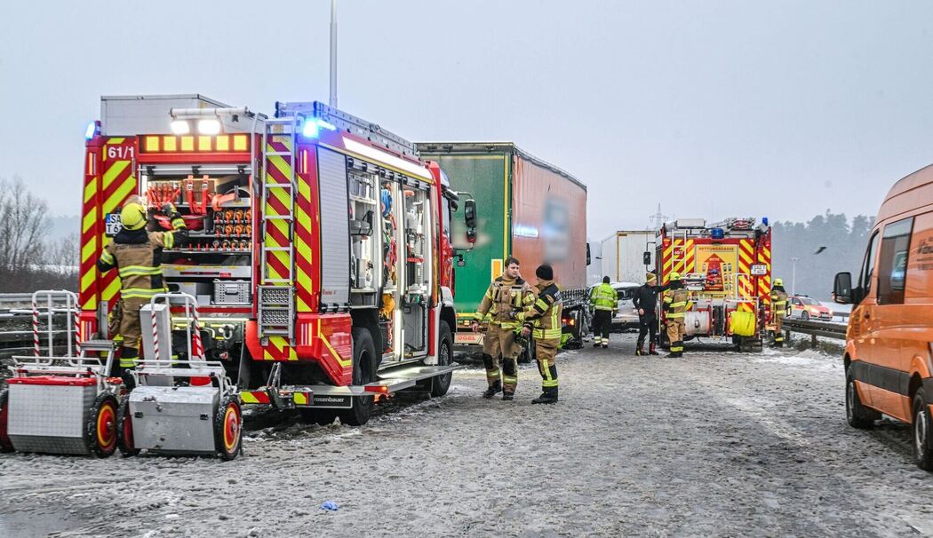 Mindestens drei Menschen sterben auf glatter Autobahn