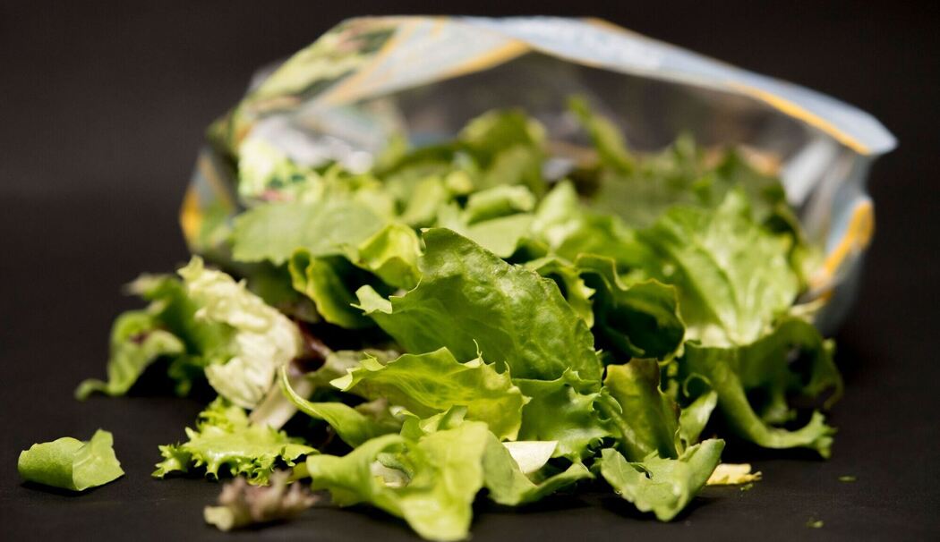 Eine Packung Salatmischung