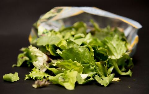 Eine Packung Salatmischung