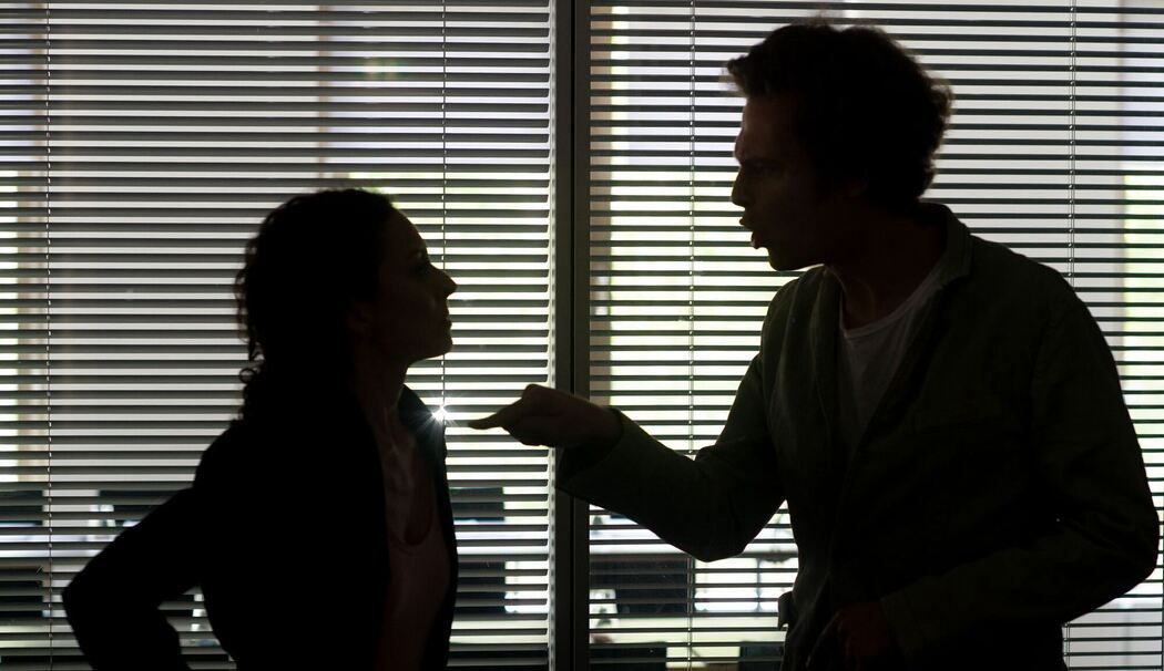 Ein Mann und eine Frau streiten sich