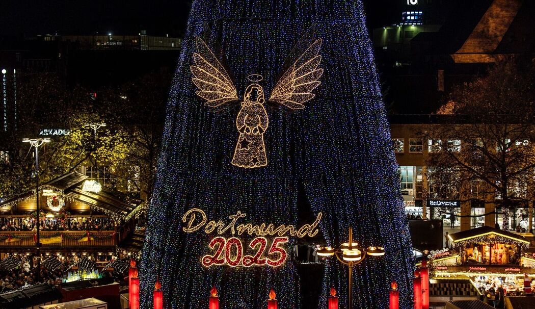 Riesiger Weihnachtsbaum auf dem Dortmunder Weihnachtsmarkt