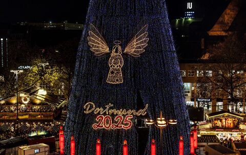 Riesiger Weihnachtsbaum auf dem Dortmunder Weihnachtsmarkt