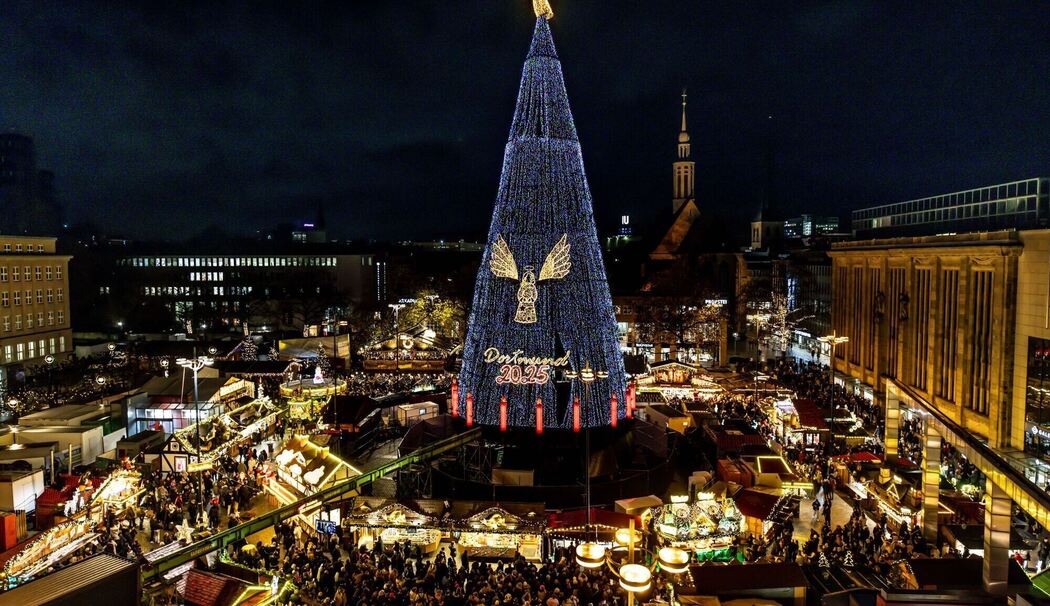 Riesiger Weihnachtsbaum auf dem Dortmunder Weihnachtsmarkt