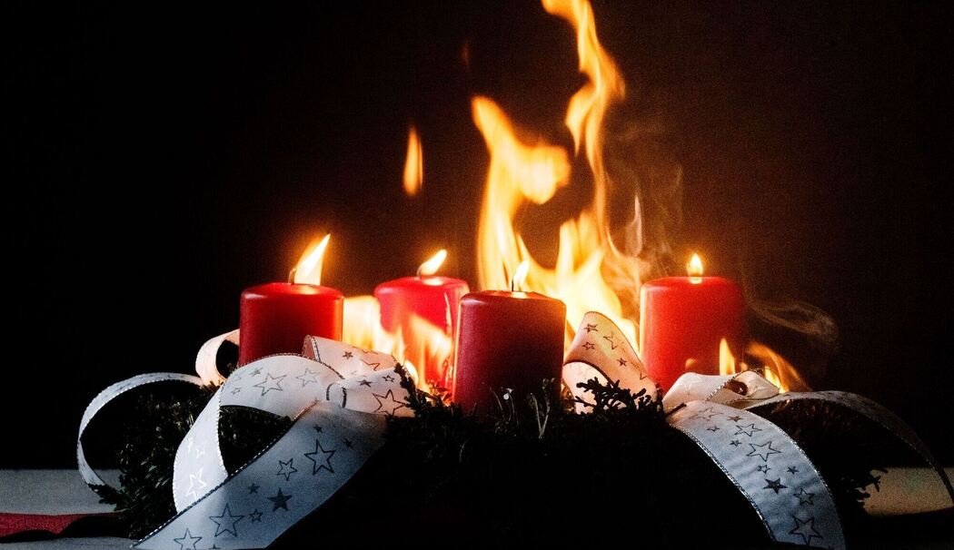 Ein Adventskranz brennt