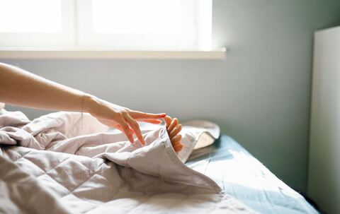 Eine Frau berührt ihre Zehen mit ihren Fingern