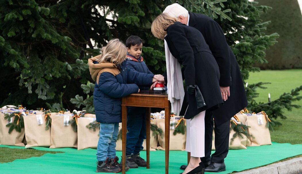 Entzünden der Lichter am Weihnachtsbaum vor Schloss Bellevue Entzünden der Lichter am Weihnachtsbaum vor Schloss Bellevue