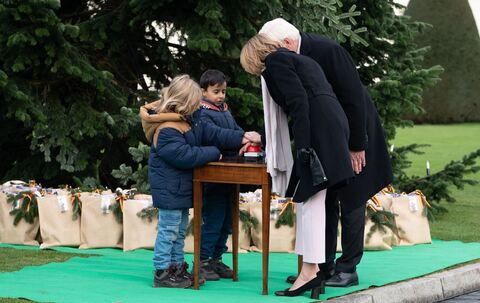 Entzünden der Lichter am Weihnachtsbaum vor Schloss Bellevue