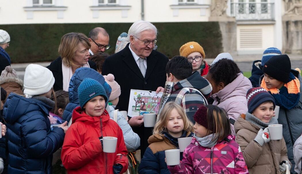 Entzünden der Lichter am Weihnachtsbaum vor Schloss Bellevue Entzünden der Lichter am Weihnachtsbaum vor Schloss Bellevue