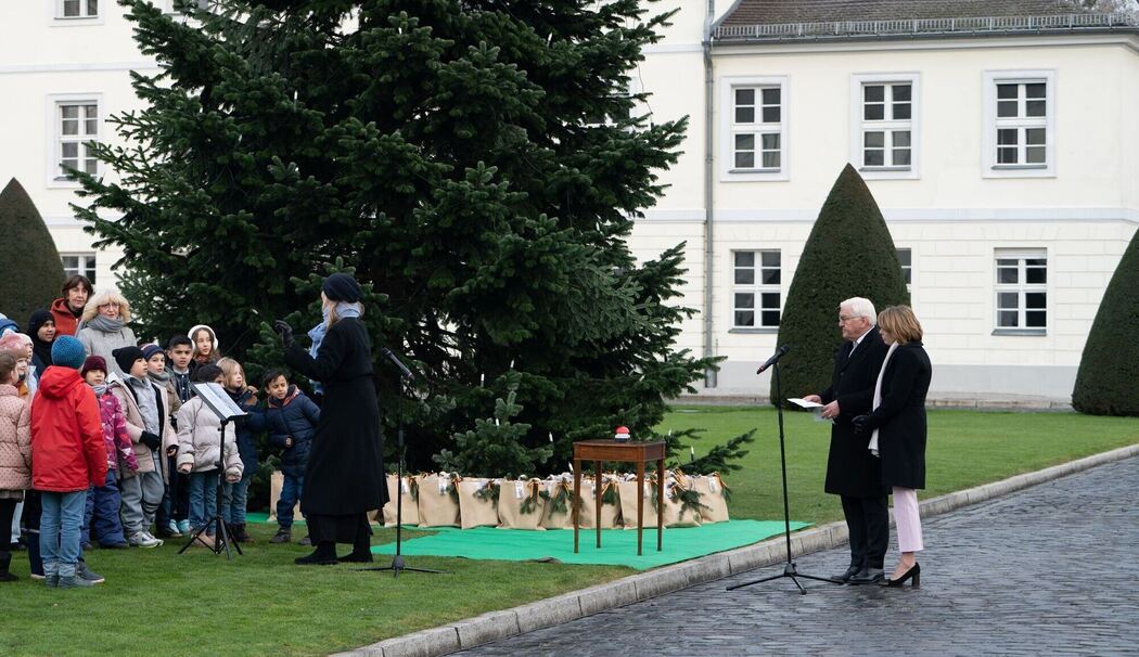 Entzünden der Lichter am Weihnachtsbaum vor Schloss Bellevue Entzünden der Lichter am Weihnachtsbaum vor Schloss Bellevue