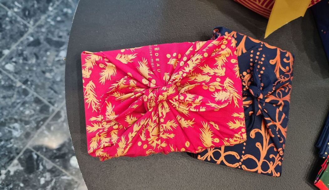 Ein mit Stoffen verpacktes Geschenk liegt auf dem Tisch Ein mit Stoffen verpacktes Geschenk liegt auf dem Tisch