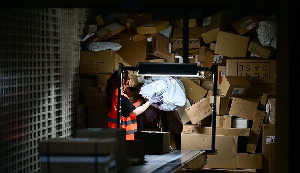 Arbeit im Postverteilzentrum