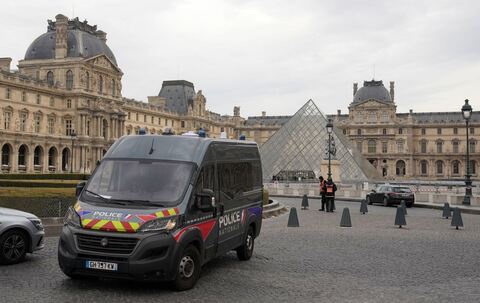 Raubüberfall auf Louvre in Paris