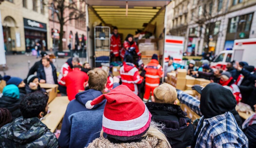 Ehrenamtliche Helfer verteilen Spenden an Bedürftige Ehrenamtliche Helfer verteilen Spenden an Bedürftige