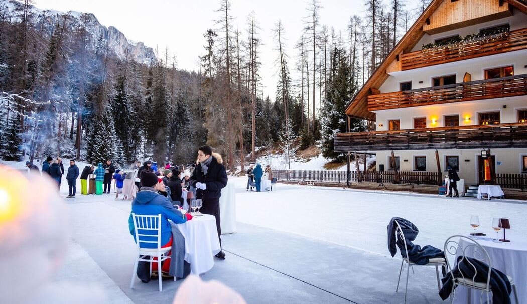 Dinner auf dem gefrorenen Sompunt-See in Alta Badia
