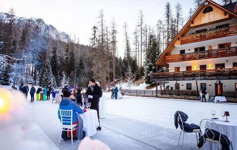 Dinner auf dem gefrorenen Sompunt-See in Alta Badia