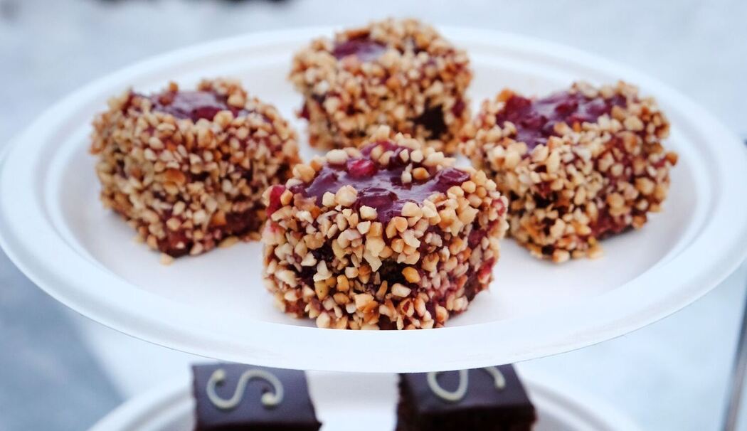 Etagere mit Sacher- und Linzertorte
