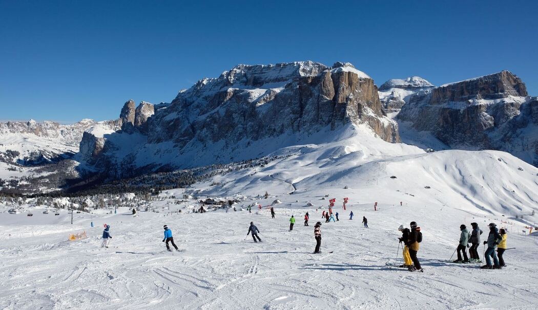Skifahrer auf der Sella Ronda mit Blick auf Sellastock