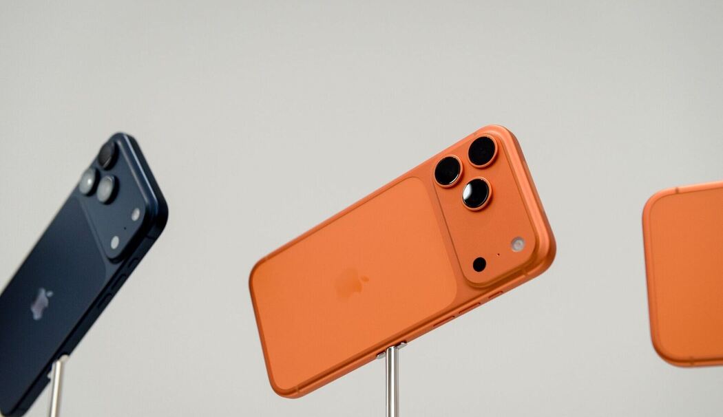 Apple iPhone Pro in den Farben Tiefblau und Cosmic Orange Apple iPhone Pro in den Farben Tiefblau und Cosmic Orange