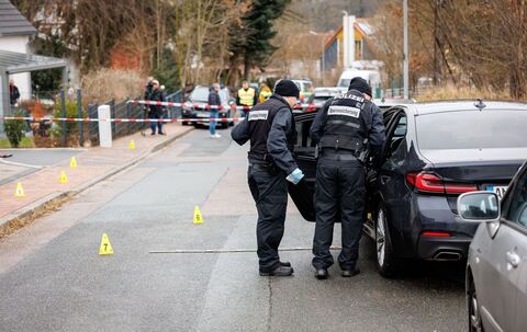 Mann niedergestochen - Polizei sucht nach Verdächtigem