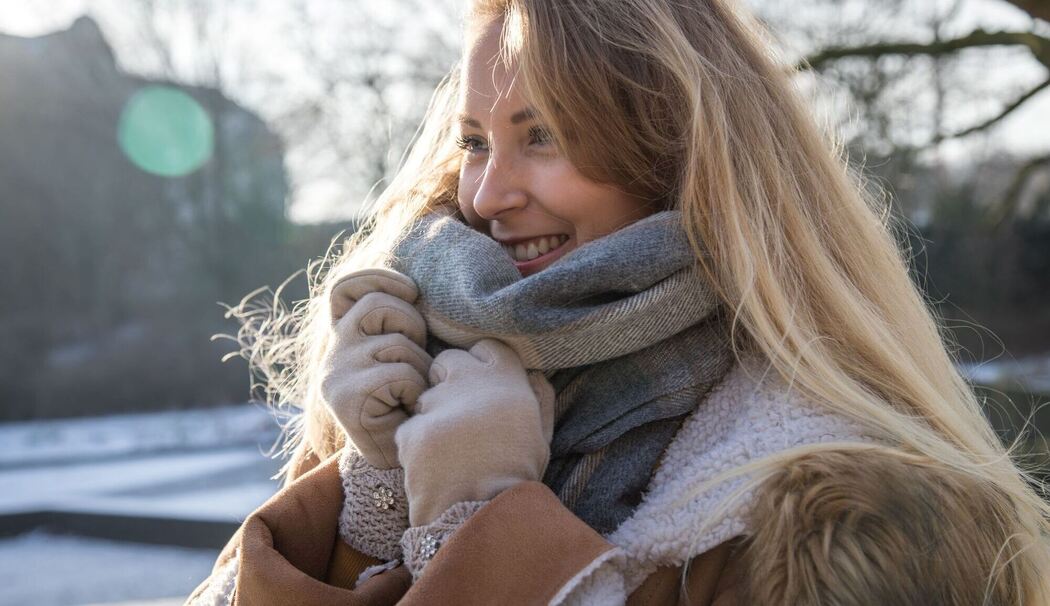 Eine junge Frau geht im Park spazieren Eine junge Frau geht im Park spazieren