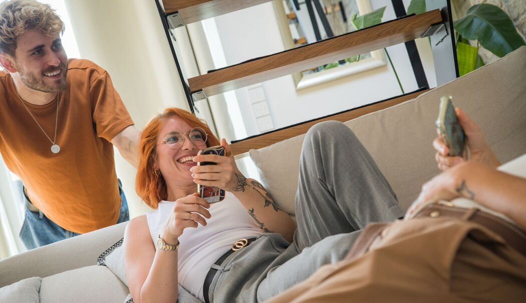 Freunde enspannen gemeinsam auf einem Sofa Freunde enspannen gemeinsam auf einem Sofa