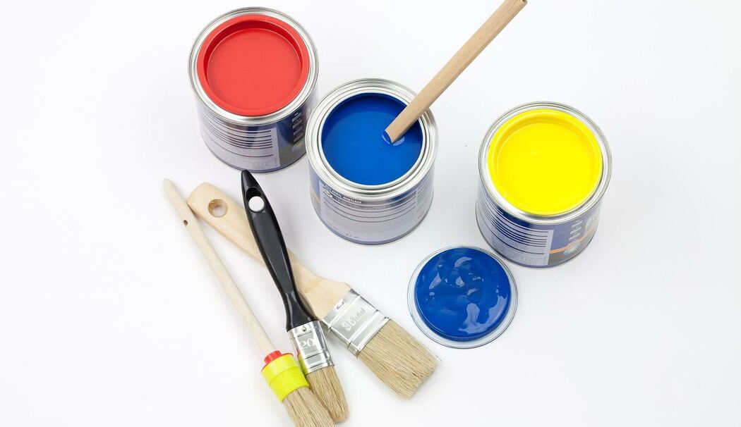 Eine Auswahl an Lackpinseln lund farbigen Lackdosen