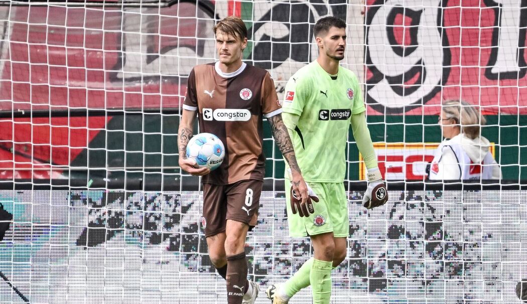 Eric Smith (l) und Torwart Nikola Vasilj