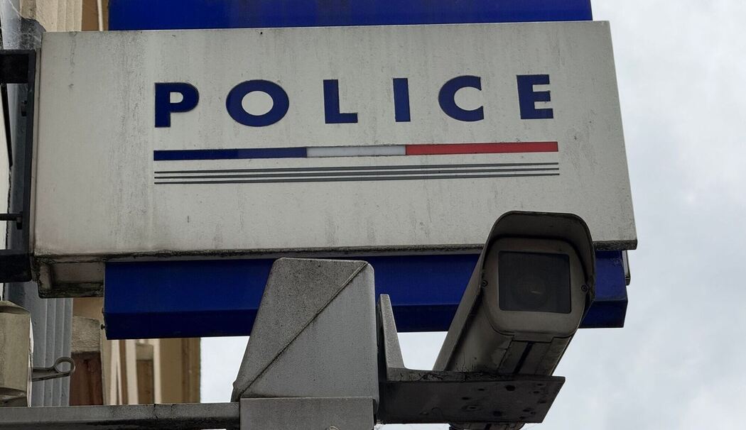 Stalker versteckt sich unter Bett der Ex-Frau