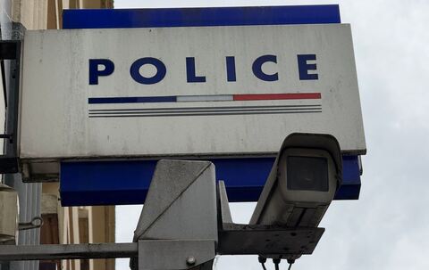 Stalker versteckt sich unter Bett der Ex-Frau