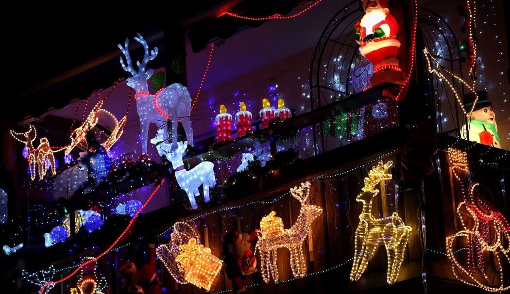 Ein weihnachtlich dekorierter Balkon