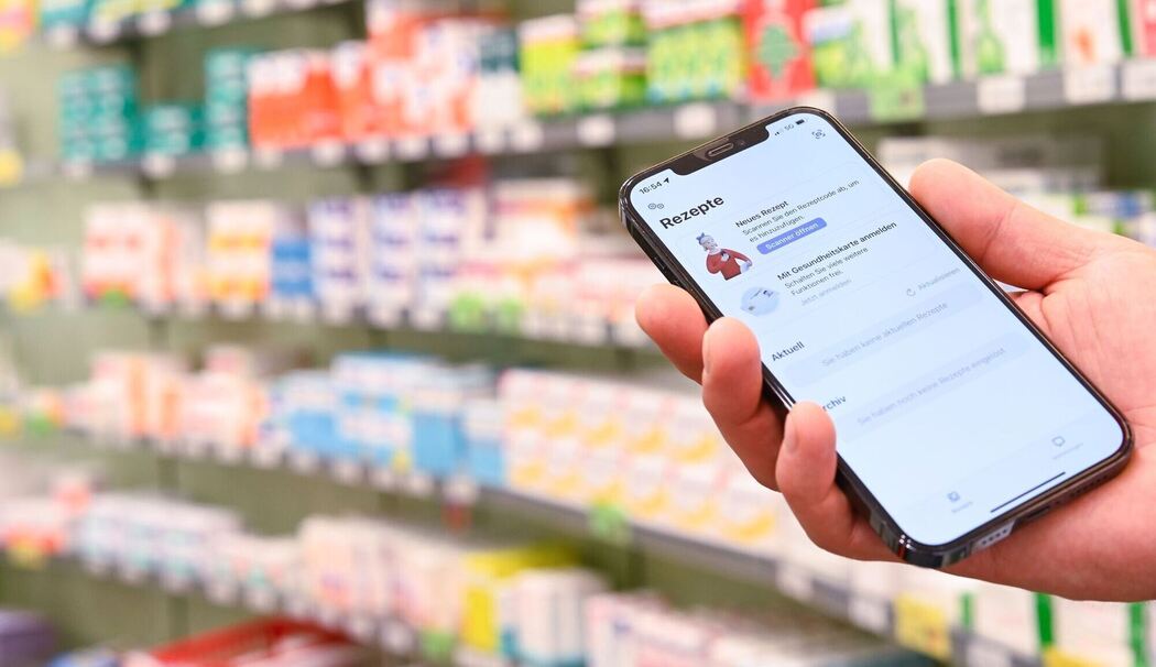 E-Rezept ist auf einem Smartphone zu sehen