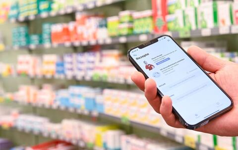 E-Rezept ist auf einem Smartphone zu sehen