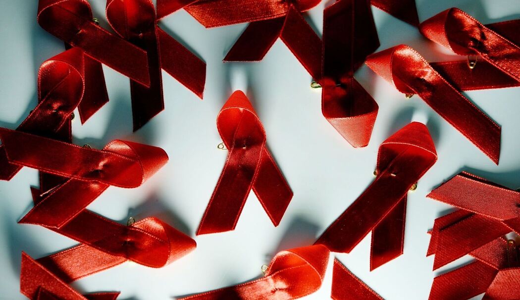 Rote Aids Schleifen auf einem Tisch