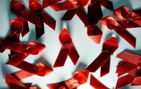 Rote Aids Schleifen auf einem Tisch