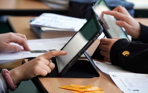 Schulkinder arbeiten am Tablet