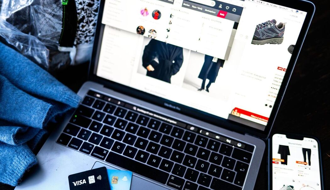 Verschiedene Online-Shops sind auf einem Laptop geöffnet