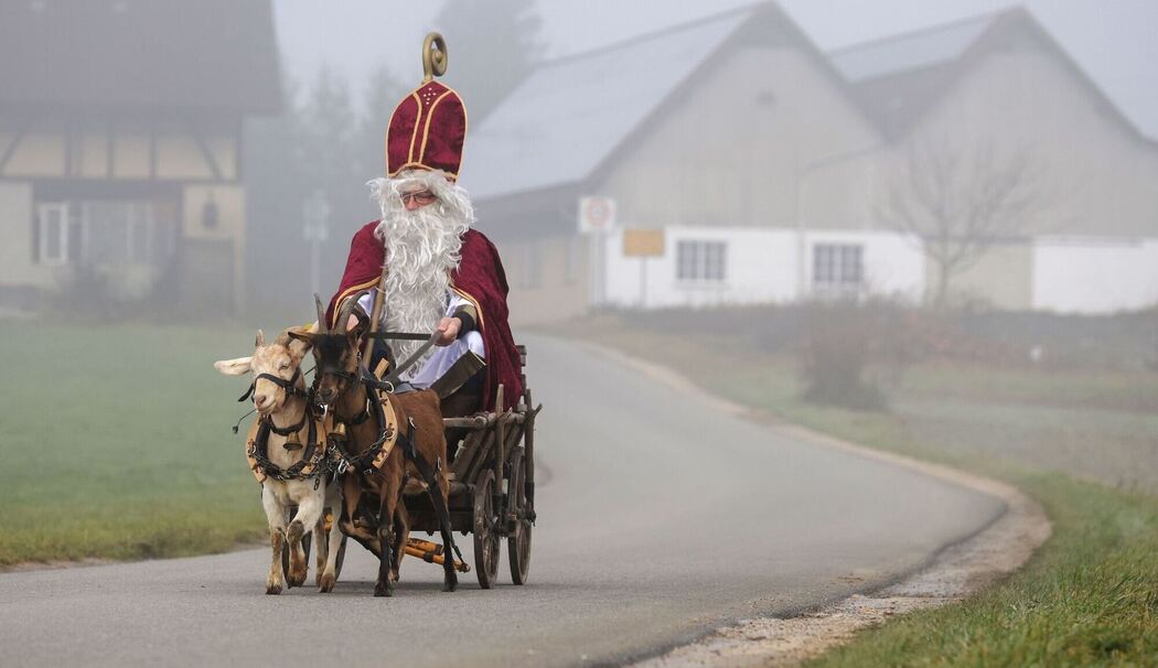 Nikolaus ist zu einer Adventsfeier unterwegs